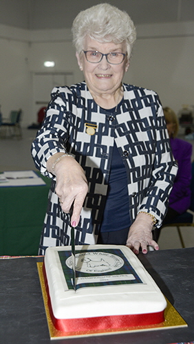 Cutting teh cake
